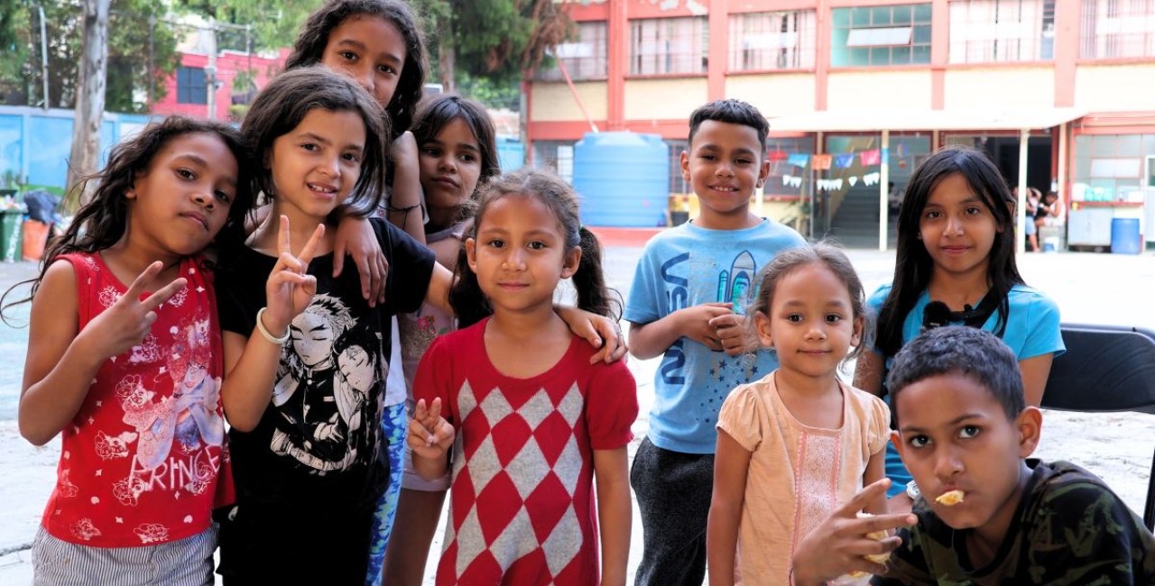 Un grupo de niñas y niños posa sonriente en el patio del Centro Comunitario de Iztapalapa