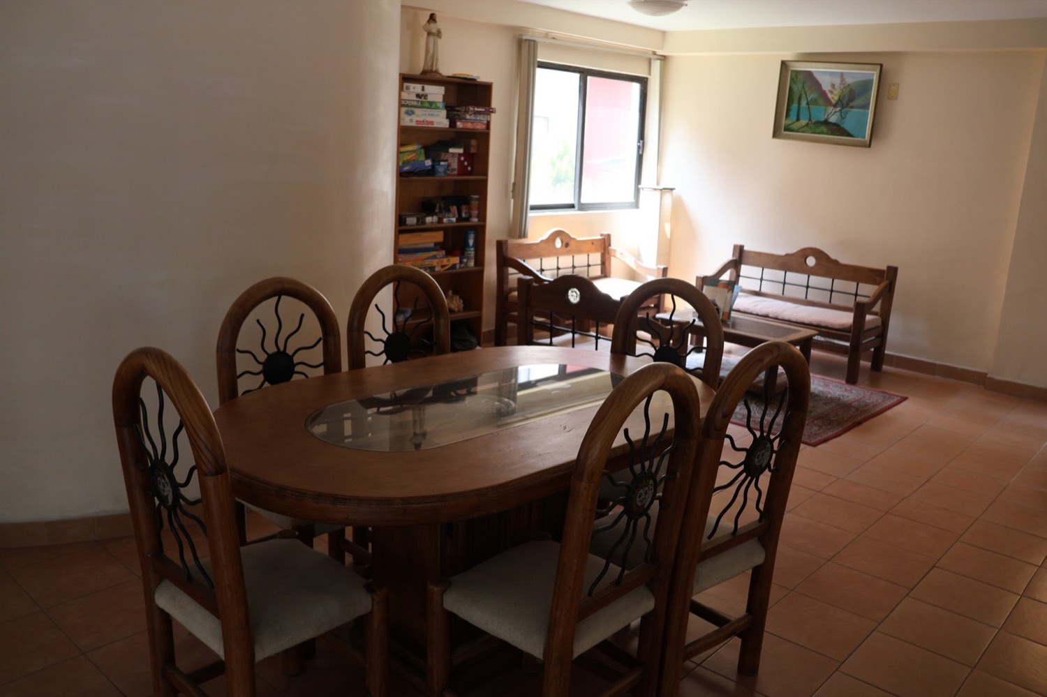 Comedor de una de las casas con mesa para compartir los alimentos
